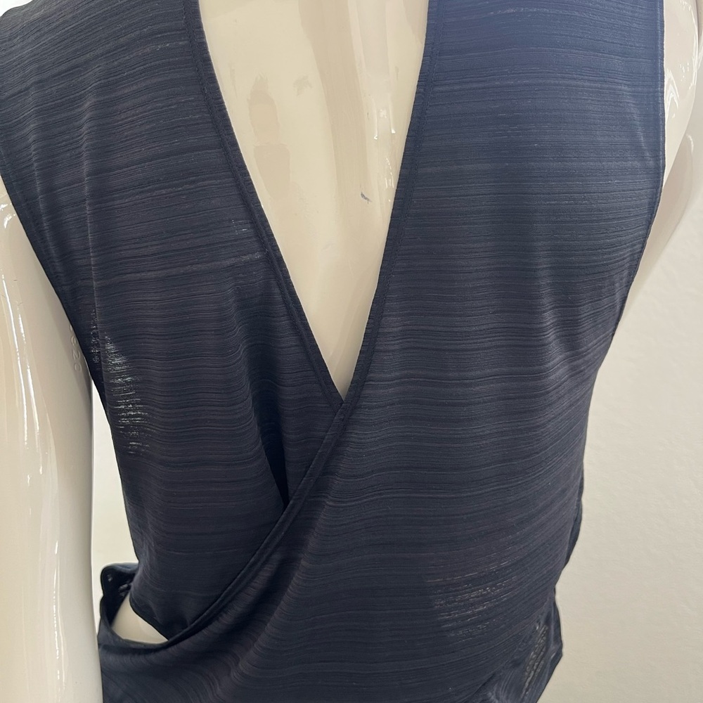 Elegant Black Sleeveless Top - Picture 2 of 3
